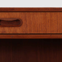 デンマーク製のビンテージライティングビューロは、上部に引き出しと仕切り棚、下部に3段のチェストを備えた実用的な設計が魅力です。チーク材の美しい木目と丸みを帯びた側面のフレームが柔らかな印象を与え、天板を引き出すことで書き物スペースとしても活用可能。コンパクトながらも多機能で、リビングや寝室での整理整頓に役立つ一台です。