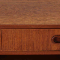 デンマーク製のビンテージライティングビューロは、上部に引き出しと仕切り棚、下部に3段のチェストを備えた実用的な設計が魅力です。チーク材の美しい木目と丸みを帯びた側面のフレームが柔らかな印象を与え、天板を引き出すことで書き物スペースとしても活用可能。コンパクトながらも多機能で、リビングや寝室での整理整頓に役立つ一台です。