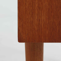 デンマーク製のビンテージライティングビューロは、上部に引き出しと仕切り棚、下部に3段のチェストを備えた実用的な設計が魅力です。チーク材の美しい木目と丸みを帯びた側面のフレームが柔らかな印象を与え、天板を引き出すことで書き物スペースとしても活用可能。コンパクトながらも多機能で、リビングや寝室での整理整頓に役立つ一台です。