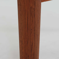 デンマーク製のビンテージライティングビューロは、上部に引き出しと仕切り棚、下部に3段のチェストを備えた実用的な設計が魅力です。チーク材の美しい木目と丸みを帯びた側面のフレームが柔らかな印象を与え、天板を引き出すことで書き物スペースとしても活用可能。コンパクトながらも多機能で、リビングや寝室での整理整頓に役立つ一台です。