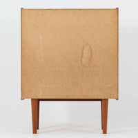 デンマーク製のビンテージライティングビューロは、上部に引き出しと仕切り棚、下部に3段のチェストを備えた実用的な設計が魅力です。チーク材の美しい木目と丸みを帯びた側面のフレームが柔らかな印象を与え、天板を引き出すことで書き物スペースとしても活用可能。コンパクトながらも多機能で、リビングや寝室での整理整頓に役立つ一台です。