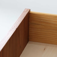 デンマーク製のビンテージライティングビューロは、上部に引き出しと仕切り棚、下部に3段のチェストを備えた実用的な設計が魅力です。チーク材の美しい木目と丸みを帯びた側面のフレームが柔らかな印象を与え、天板を引き出すことで書き物スペースとしても活用可能。コンパクトながらも多機能で、リビングや寝室での整理整頓に役立つ一台です。