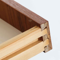 デンマーク製のビンテージライティングビューロは、上部に引き出しと仕切り棚、下部に3段のチェストを備えた実用的な設計が魅力です。チーク材の美しい木目と丸みを帯びた側面のフレームが柔らかな印象を与え、天板を引き出すことで書き物スペースとしても活用可能。コンパクトながらも多機能で、リビングや寝室での整理整頓に役立つ一台です。