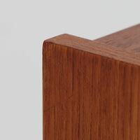 デンマーク製のビンテージライティングビューロは、上部に引き出しと仕切り棚、下部に3段のチェストを備えた実用的な設計が魅力です。チーク材の美しい木目と丸みを帯びた側面のフレームが柔らかな印象を与え、天板を引き出すことで書き物スペースとしても活用可能。コンパクトながらも多機能で、リビングや寝室での整理整頓に役立つ一台です。