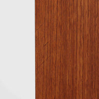 デンマーク製のビンテージライティングビューロは、上部に引き出しと仕切り棚、下部に3段のチェストを備えた実用的な設計が魅力です。チーク材の美しい木目と丸みを帯びた側面のフレームが柔らかな印象を与え、天板を引き出すことで書き物スペースとしても活用可能。コンパクトながらも多機能で、リビングや寝室での整理整頓に役立つ一台です。