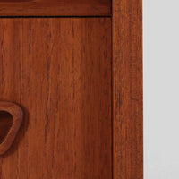 デンマーク製のビンテージライティングビューロは、上部に引き出しと仕切り棚、下部に3段のチェストを備えた実用的な設計が魅力です。チーク材の美しい木目と丸みを帯びた側面のフレームが柔らかな印象を与え、天板を引き出すことで書き物スペースとしても活用可能。コンパクトながらも多機能で、リビングや寝室での整理整頓に役立つ一台です。