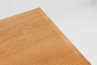 北欧より買い付けたHans J. Wegnerデザインのブックシェルフです。 彼のキャビネット類を数多く手がけたRY mobler社製の本棚です。 シンプルなデザインながらも要所要所にウェグナーらしいデザインが施してあり、実用性にも優れている逸品です。全てオーク材のモデルです。