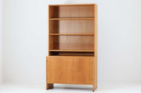 北欧より買い付けたHans J. Wegnerデザインのブックシェルフです。 彼のキャビネット類を数多く手がけたRY mobler社製の本棚です。 シンプルなデザインながらも要所要所にウェグナーらしいデザインが施してあり、実用性にも優れている逸品です。全てオーク材のモデルです。