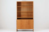 北欧より買い付けたHans J. Wegnerデザインのブックシェルフです。 彼のキャビネット類を数多く手がけたRY mobler社製の本棚です。 シンプルなデザインながらも要所要所にウェグナーらしいデザインが施してあり、実用性にも優れている逸品です。全てオーク材のモデルです。