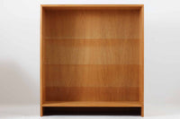 北欧より買い付けたHans J. Wegnerデザインのブックシェルフです。 彼のキャビネット類を数多く手がけたRY mobler社製の本棚です。 シンプルなデザインながらも要所要所にウェグナーらしいデザインが施してあり、実用性にも優れている逸品です。全てオーク材のモデルです。