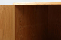 北欧より買い付けたHans J. Wegnerデザインのブックシェルフです。 彼のキャビネット類を数多く手がけたRY mobler社製の本棚です。 シンプルなデザインながらも要所要所にウェグナーらしいデザインが施してあり、実用性にも優れている逸品です。全てオーク材のモデルです。