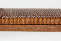 北欧より買い付けた、Hans J. WegnerによるAT10です。天板にはチーク無垢材が使われ、脚部にはオーク無垢材が採用されています。経年変化した籐の棚が特徴的で、温かみのある雰囲気を醸し出します。幅160cmというサイズ感は、3Pソファの前面に並べて使用すると、程良い距離感を保ちながら使いやすく、空間全体のバランスを整えます。縁が削り出されて丸みを帯びたデザインは、AT10の特徴であり、その独特の魅力が感じられます。天板裏面にはAndreas Tuck社の刻印がございます。