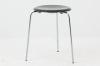 1954年、デンマークのデザイナー、Arne Jacobsen(アルネ・ヤコブセン)によって発表された3本脚のスツール、「DOT(ドット)」。このスツールは、ヤコブセンが手がけた「ルードブレ市庁舎」のロビーで待合席として使用されていました。3本脚のモデルはビンテージ品のみで入手可能です。オフィスや自宅での日常的な使用はもちろん、予備の椅子としても便利なこのスツールは、シンプルなデザインが魅力です。座面の中央がわずかにくぼんでおり、座った際にフィット感を生み出します。シンプルながらもヤコブセンのこだわりが感じられ、また、単なるスツールとしてだけでなく、ソファの横に置いて本や小物を置くサイドテーブルとしても活用できます。