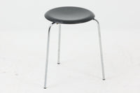 1954年、デンマークのデザイナー、Arne Jacobsen(アルネ・ヤコブセン)によって発表された3本脚のスツール、「DOT(ドット)」。このスツールは、ヤコブセンが手がけた「ルードブレ市庁舎」のロビーで待合席として使用されていました。3本脚のモデルはビンテージ品のみで入手可能です。オフィスや自宅での日常的な使用はもちろん、予備の椅子としても便利なこのスツールは、シンプルなデザインが魅力です。座面の中央がわずかにくぼんでおり、座った際にフィット感を生み出します。シンプルながらもヤコブセンのこだわりが感じられ、また、単なるスツールとしてだけでなく、ソファの横に置いて本や小物を置くサイドテーブルとしても活用できます。