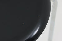 1954年、デンマークのデザイナー、Arne Jacobsen(アルネ・ヤコブセン)によって発表された3本脚のスツール、「DOT(ドット)」。このスツールは、ヤコブセンが手がけた「ルードブレ市庁舎」のロビーで待合席として使用されていました。3本脚のモデルはビンテージ品のみで入手可能です。オフィスや自宅での日常的な使用はもちろん、予備の椅子としても便利なこのスツールは、シンプルなデザインが魅力です。座面の中央がわずかにくぼんでおり、座った際にフィット感を生み出します。シンプルながらもヤコブセンのこだわりが感じられ、また、単なるスツールとしてだけでなく、ソファの横に置いて本や小物を置くサイドテーブルとしても活用できます。