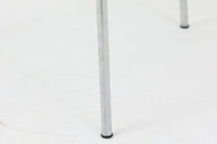 1954年、デンマークのデザイナー、Arne Jacobsen(アルネ・ヤコブセン)によって発表された3本脚のスツール、「DOT(ドット)」。このスツールは、ヤコブセンが手がけた「ルードブレ市庁舎」のロビーで待合席として使用されていました。3本脚のモデルはビンテージ品のみで入手可能です。オフィスや自宅での日常的な使用はもちろん、予備の椅子としても便利なこのスツールは、シンプルなデザインが魅力です。座面の中央がわずかにくぼんでおり、座った際にフィット感を生み出します。シンプルながらもヤコブセンのこだわりが感じられ、また、単なるスツールとしてだけでなく、ソファの横に置いて本や小物を置くサイドテーブルとしても活用できます。