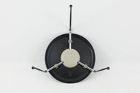 1954年、デンマークのデザイナー、Arne Jacobsen(アルネ・ヤコブセン)によって発表された3本脚のスツール、「DOT(ドット)」。このスツールは、ヤコブセンが手がけた「ルードブレ市庁舎」のロビーで待合席として使用されていました。3本脚のモデルはビンテージ品のみで入手可能です。オフィスや自宅での日常的な使用はもちろん、予備の椅子としても便利なこのスツールは、シンプルなデザインが魅力です。座面の中央がわずかにくぼんでおり、座った際にフィット感を生み出します。シンプルながらもヤコブセンのこだわりが感じられ、また、単なるスツールとしてだけでなく、ソファの横に置いて本や小物を置くサイドテーブルとしても活用できます。