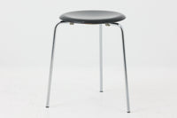 1954年、デンマークのデザイナー、Arne Jacobsen(アルネ・ヤコブセン)によって発表された3本脚のスツール、「DOT(ドット)」。このスツールは、ヤコブセンが手がけた「ルードブレ市庁舎」のロビーで待合席として使用されていました。3本脚のモデルはビンテージ品のみで入手可能です。オフィスや自宅での日常的な使用はもちろん、予備の椅子としても便利なこのスツールは、シンプルなデザインが魅力です。座面の中央がわずかにくぼんでおり、座った際にフィット感を生み出します。シンプルながらもヤコブセンのこだわりが感じられ、また、単なるスツールとしてだけでなく、ソファの横に置いて本や小物を置くサイドテーブルとしても活用できます。