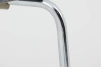 1954年、デンマークのデザイナー、Arne Jacobsen(アルネ・ヤコブセン)によって発表された3本脚のスツール、「DOT(ドット)」。このスツールは、ヤコブセンが手がけた「ルードブレ市庁舎」のロビーで待合席として使用されていました。3本脚のモデルはビンテージ品のみで入手可能です。オフィスや自宅での日常的な使用はもちろん、予備の椅子としても便利なこのスツールは、シンプルなデザインが魅力です。座面の中央がわずかにくぼんでおり、座った際にフィット感を生み出します。シンプルながらもヤコブセンのこだわりが感じられ、また、単なるスツールとしてだけでなく、ソファの横に置いて本や小物を置くサイドテーブルとしても活用できます。