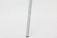 1954年、デンマークのデザイナー、Arne Jacobsen(アルネ・ヤコブセン)によって発表された3本脚のスツール、「DOT(ドット)」。このスツールは、ヤコブセンが手がけた「ルードブレ市庁舎」のロビーで待合席として使用されていました。3本脚のモデルはビンテージ品のみで入手可能です。オフィスや自宅での日常的な使用はもちろん、予備の椅子としても便利なこのスツールは、シンプルなデザインが魅力です。座面の中央がわずかにくぼんでおり、座った際にフィット感を生み出します。シンプルながらもヤコブセンのこだわりが感じられ、また、単なるスツールとしてだけでなく、ソファの横に置いて本や小物を置くサイドテーブルとしても活用できます。