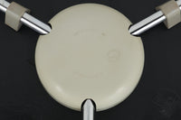 1954年、デンマークのデザイナー、Arne Jacobsen(アルネ・ヤコブセン)によって発表された3本脚のスツール、「DOT(ドット)」。このスツールは、ヤコブセンが手がけた「ルードブレ市庁舎」のロビーで待合席として使用されていました。3本脚のモデルはビンテージ品のみで入手可能です。オフィスや自宅での日常的な使用はもちろん、予備の椅子としても便利なこのスツールは、シンプルなデザインが魅力です。座面の中央がわずかにくぼんでおり、座った際にフィット感を生み出します。シンプルながらもヤコブセンのこだわりが感じられ、また、単なるスツールとしてだけでなく、ソファの横に置いて本や小物を置くサイドテーブルとしても活用できます。