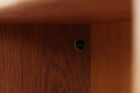 北欧より買い付けたHans J. Wegnerデザインのブックシェルフです。 彼のキャビネット類を数多く手がけたRY mobler社製の本棚です。本体はオーク材が使用されています。 シンプルなデザインながらも要所要所にウェグナーらしいデザインが施してあり、実用性にも優れている逸品です。