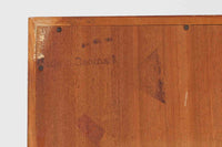 北欧より買い付けたHans J. Wegnerデザインのブックシェルフです。 彼のキャビネット類を数多く手がけたRY mobler社製の本棚です。本体はオーク材が使用されています。 シンプルなデザインながらも要所要所にウェグナーらしいデザインが施してあり、実用性にも優れている逸品です。