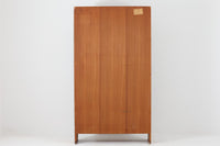 北欧より買い付けたHans J. Wegnerデザインのブックシェルフです。 彼のキャビネット類を数多く手がけたRY mobler社製の本棚です。本体はオーク材が使用されています。 シンプルなデザインながらも要所要所にウェグナーらしいデザインが施してあり、実用性にも優れている逸品です。