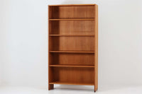 北欧より買い付けたHans J. Wegnerデザインのブックシェルフです。 彼のキャビネット類を数多く手がけたRY mobler社製の本棚です。本体はオーク材が使用されています。 シンプルなデザインながらも要所要所にウェグナーらしいデザインが施してあり、実用性にも優れている逸品です。