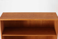 北欧より買い付けたHans J. Wegnerデザインのブックシェルフです。 彼のキャビネット類を数多く手がけたRY mobler社製の本棚です。本体はオーク材が使用されています。 シンプルなデザインながらも要所要所にウェグナーらしいデザインが施してあり、実用性にも優れている逸品です。