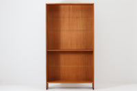 北欧より買い付けたHans J. Wegnerデザインのブックシェルフです。 彼のキャビネット類を数多く手がけたRY mobler社製の本棚です。本体はオーク材が使用されています。 シンプルなデザインながらも要所要所にウェグナーらしいデザインが施してあり、実用性にも優れている逸品です。