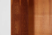 北欧より買い付けたHans J. Wegnerデザインのブックシェルフです。 彼のキャビネット類を数多く手がけたRY mobler社製の本棚です。本体はオーク材が使用されています。 シンプルなデザインながらも要所要所にウェグナーらしいデザインが施してあり、実用性にも優れている逸品です。