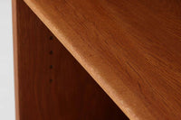 北欧より買い付けたHans J. Wegnerデザインのブックシェルフです。 彼のキャビネット類を数多く手がけたRY mobler社製の本棚です。本体はオーク材が使用されています。 シンプルなデザインながらも要所要所にウェグナーらしいデザインが施してあり、実用性にも優れている逸品です。