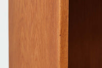 北欧より買い付けたHans J. Wegnerデザインのブックシェルフです。 彼のキャビネット類を数多く手がけたRY mobler社製の本棚です。本体はオーク材が使用されています。 シンプルなデザインながらも要所要所にウェグナーらしいデザインが施してあり、実用性にも優れている逸品です。