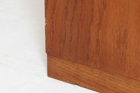 北欧より買い付けたHans J. Wegnerデザインのブックシェルフです。 彼のキャビネット類を数多く手がけたRY mobler社製の本棚です。本体はオーク材が使用されています。 シンプルなデザインながらも要所要所にウェグナーらしいデザインが施してあり、実用性にも優れている逸品です。