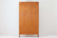 北欧より買い付けたHans J. Wegnerデザインのブックシェルフです。 彼のキャビネット類を数多く手がけたRY mobler社製の本棚です。本体はオーク材が使用されています。 シンプルなデザインながらも要所要所にウェグナーらしいデザインが施してあり、実用性にも優れている逸品です。