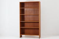 北欧より買い付けたHans J. Wegnerデザインのブックシェルフです。 彼のキャビネット類を数多く手がけたRY mobler社製の本棚です。本体はオーク材が使用されています。 シンプルなデザインながらも要所要所にウェグナーらしいデザインが施してあり、実用性にも優れている逸品です。
