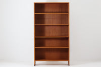 北欧より買い付けたHans J. Wegnerデザインのブックシェルフです。 彼のキャビネット類を数多く手がけたRY mobler社製の本棚です。本体はオーク材が使用されています。 シンプルなデザインながらも要所要所にウェグナーらしいデザインが施してあり、実用性にも優れている逸品です。
