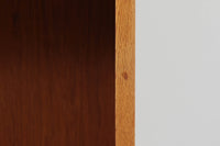 北欧より買い付けたHans J. Wegnerデザインのブックシェルフです。 彼のキャビネット類を数多く手がけたRY mobler社製の本棚です。本体はオーク材が使用されています。 シンプルなデザインながらも要所要所にウェグナーらしいデザインが施してあり、実用性にも優れている逸品です。