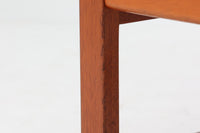 日本でも人気が高いボーエ・モーエンセンによる、ハイバックチェア "model 2254"です。シンプルなデザインと強度と快適性を両立させた、軽量な四角形のフレームが特徴的で、"Runner Chair"とも呼ばれています。現存する高級家具メーカーFredericia社製のしっかりとした造りを感じる事ができます。ヘッドレストと調整可能なバックのおかげで快適なすわり心地です。フレームには良質で良い色味のマホガニー材が使用されています。