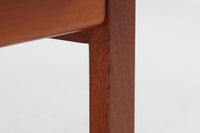 日本でも人気が高いボーエ・モーエンセンによる、ハイバックチェア "model 2254"です。シンプルなデザインと強度と快適性を両立させた、軽量な四角形のフレームが特徴的で、"Runner Chair"とも呼ばれています。現存する高級家具メーカーFredericia社製のしっかりとした造りを感じる事ができます。ヘッドレストと調整可能なバックのおかげで快適なすわり心地です。フレームには良質で良い色味のマホガニー材が使用されています。