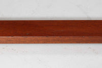 日本でも人気が高いボーエ・モーエンセンによる、ハイバックチェア "model 2254"です。シンプルなデザインと強度と快適性を両立させた、軽量な四角形のフレームが特徴的で、"Runner Chair"とも呼ばれています。現存する高級家具メーカーFredericia社製のしっかりとした造りを感じる事ができます。ヘッドレストと調整可能なバックのおかげで快適なすわり心地です。フレームには良質で良い色味のマホガニー材が使用されています。