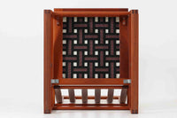 日本でも人気が高いボーエ・モーエンセンによる、ハイバックチェア "model 2254"です。シンプルなデザインと強度と快適性を両立させた、軽量な四角形のフレームが特徴的で、"Runner Chair"とも呼ばれています。現存する高級家具メーカーFredericia社製のしっかりとした造りを感じる事ができます。ヘッドレストと調整可能なバックのおかげで快適なすわり心地です。フレームには良質で良い色味のマホガニー材が使用されています。