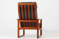 日本でも人気が高いボーエ・モーエンセンによる、ハイバックチェア "model 2254"です。シンプルなデザインと強度と快適性を両立させた、軽量な四角形のフレームが特徴的で、"Runner Chair"とも呼ばれています。現存する高級家具メーカーFredericia社製のしっかりとした造りを感じる事ができます。ヘッドレストと調整可能なバックのおかげで快適なすわり心地です。フレームには良質で良い色味のマホガニー材が使用されています。