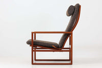 日本でも人気が高いボーエ・モーエンセンによる、ハイバックチェア "model 2254"です。シンプルなデザインと強度と快適性を両立させた、軽量な四角形のフレームが特徴的で、"Runner Chair"とも呼ばれています。現存する高級家具メーカーFredericia社製のしっかりとした造りを感じる事ができます。ヘッドレストと調整可能なバックのおかげで快適なすわり心地です。フレームには良質で良い色味のマホガニー材が使用されています。