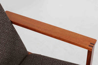 日本でも人気が高いボーエ・モーエンセンによる、ハイバックチェア "model 2254"です。シンプルなデザインと強度と快適性を両立させた、軽量な四角形のフレームが特徴的で、"Runner Chair"とも呼ばれています。現存する高級家具メーカーFredericia社製のしっかりとした造りを感じる事ができます。ヘッドレストと調整可能なバックのおかげで快適なすわり心地です。フレームには良質で良い色味のマホガニー材が使用されています。