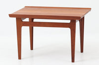 こちらはFinn Juhlデザインのサイドテーブルです。チーク無垢材が使用され、シンプルながらもクオリティの高い商品です。初期のFrance & Son(フランス&サン)の金属ロゴが付いているため、1957年頃に製造されたものです。現地デンマークのオークションで入手した確かなもので、木目も美しく、小傷程度で非常に綺麗な状態です。