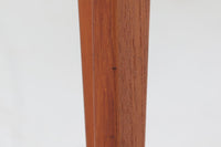 こちらはFinn Juhlデザインのサイドテーブルです。チーク無垢材が使用され、シンプルながらもクオリティの高い商品です。初期のFrance & Son(フランス&サン)の金属ロゴが付いているため、1957年頃に製造されたものです。現地デンマークのオークションで入手した確かなもので、木目も美しく、小傷程度で非常に綺麗な状態です。