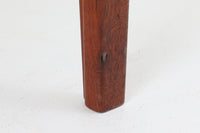 こちらはFinn Juhlデザインのサイドテーブルです。チーク無垢材が使用され、シンプルながらもクオリティの高い商品です。初期のFrance & Son(フランス&サン)の金属ロゴが付いているため、1957年頃に製造されたものです。現地デンマークのオークションで入手した確かなもので、木目も美しく、小傷程度で非常に綺麗な状態です。