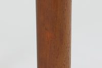 台形を基にした多角形の天板が特徴的な、美しいビンテージのセンターテーブル。心地よい木目が際立つウォールナット材の天板と、ナチュラルな風合いのビーチ材の組み合わせが、温かみのある佇まいを演出しています。天板と脚部、棚板の接続部には丸い真鍮があしらわれ、シンプルなフォルムの中に洗練されたアクセントを加えています。また、脚部をつなぐ幕板の形状も独特で、細部にまでこだわりが感じられるデザインです。デザイナーは不明ですが、細部の仕上げや素材選びから高いクオリティがうかがえる一品。モダンとクラシックが絶妙に調和した、上質なビンテージテーブルです。